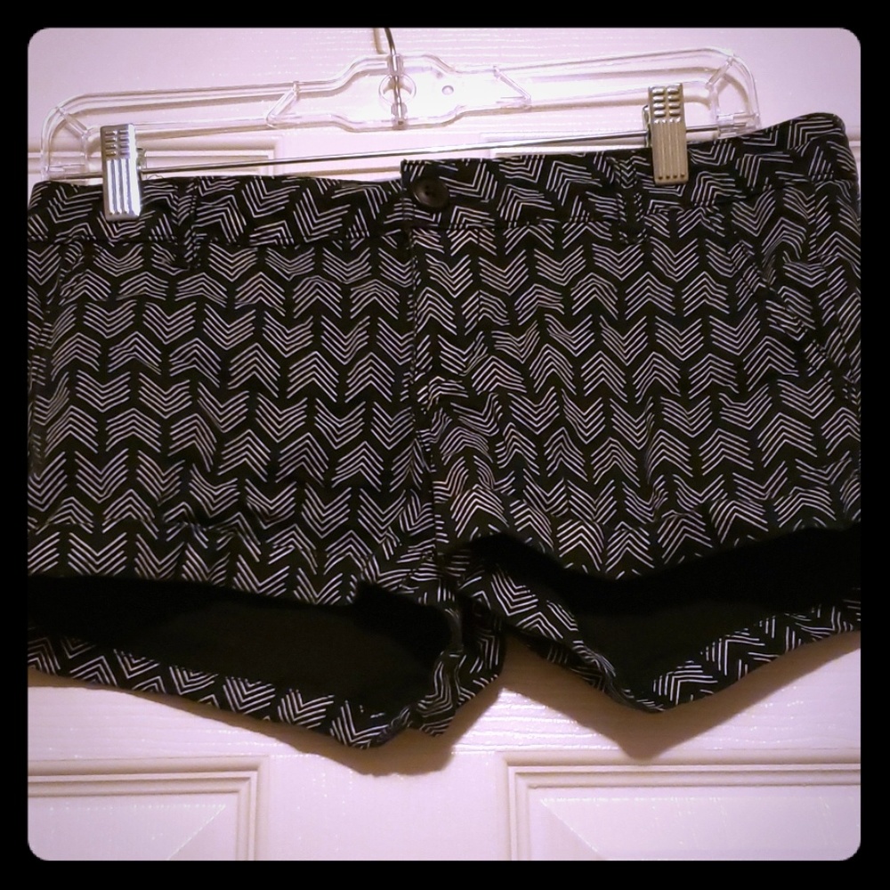 Arrow patterned shorts